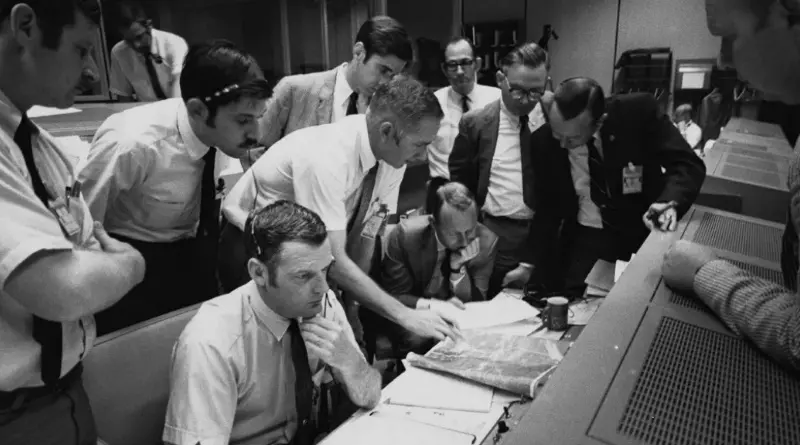 1970년 4월 15일 아폴로 13호가 달 착륙을 시도하는 가운데 NASA 비행관제사들이 관제실에 모여있다. CNN