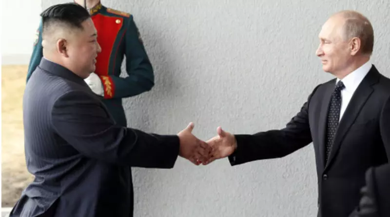 김정은 북한 국무위원장이 러시아 블라디보스토크에서 열린 북·러 정상회담에서 블라디미르 푸틴 러시아 대통령과 악수를 하고 있다.