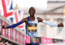 2시간 벽을 허물 것으로 기대를 모은 마라톤 세계기록 보유자 켈빈 킵툼이 교통사고로 사망했다. BBC