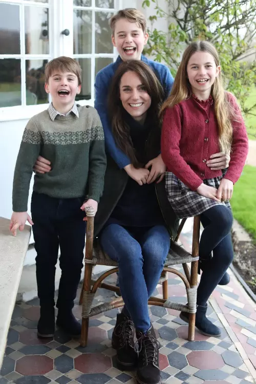 조작 의혹이 제기된 케이트 미들턴 영국 왕세자빈 가족사진. BBC