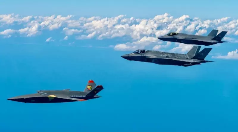 미국의 무인 전투기 XQ-58A 발키리(왼쪽)가 미 공군의 F-35 전투기 2대와 함께 비행하고 있다. (미 공군)