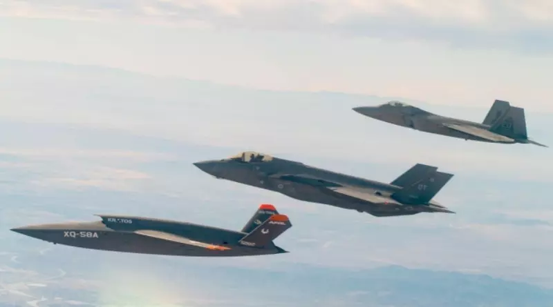 AI가 조종하는 무인 전투기 XQ-58A 발키리(왼쪽부터)와 조종사가 모는 F-35-A, F-22. (미 공군)