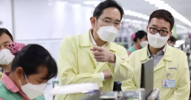 Chairman Lee Jae-yong visits Samsung Electronics' subsidiary in Vietnam and tours the smartphone production process.