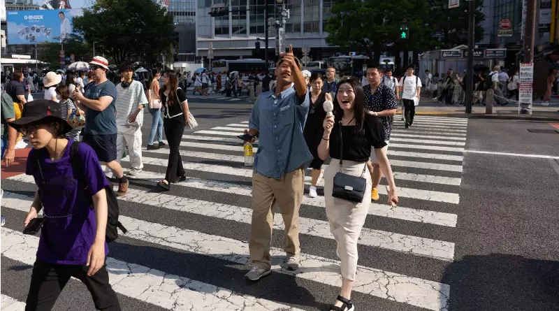 전 세계적으로 젊은이들이 전통적인 결혼 규범을 넘어서는 관계에 대해 점점 더 탐구하고 있다. Shutterstock