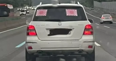 There are continuing eyewitness accounts of seeing the so-called ‘Rising Sun Flag Benz’ with several Rising Sun flags symbolizing Japanese militarism. Bobaedream Community